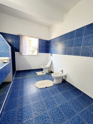 Departamento de lujo, vista a la alberca | Baño | Regadera, amenidades de baño gratuitas, pantuflas, toallas 