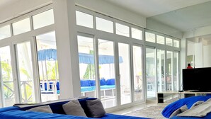 Căn hộ Cao cấp, quang cảnh hồ bơi | Khu phòng khách