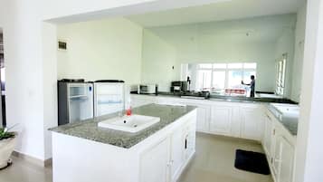 Luxury Apartment, Pool View | Private kitchen | Fridge, microwave, oven, stovetop