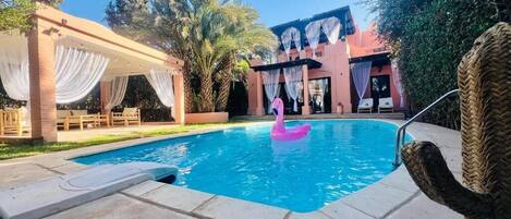 حمّام سباحة خارجي