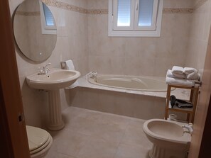Departamento, 3 habitaciones, se aceptan mascotas, vista al mar | Baño | Toallas, jabón, papel de baño 