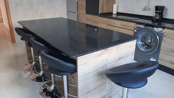 Apartment, 3 Bedrooms, Pets Allowed, Sea View | Private kitchen