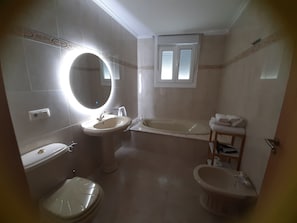 Apartment, 3 Bedrooms, Pets Allowed, Sea View | Bathroom | Towels, soap, toilet paper - APARTAMENTOS COSTAS DE BUEU (Bueu)