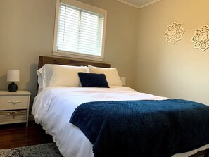 3 Schlafzimmer, Schreibtisch, Bügeleisen/Bügelbrett, Reisekinderbett