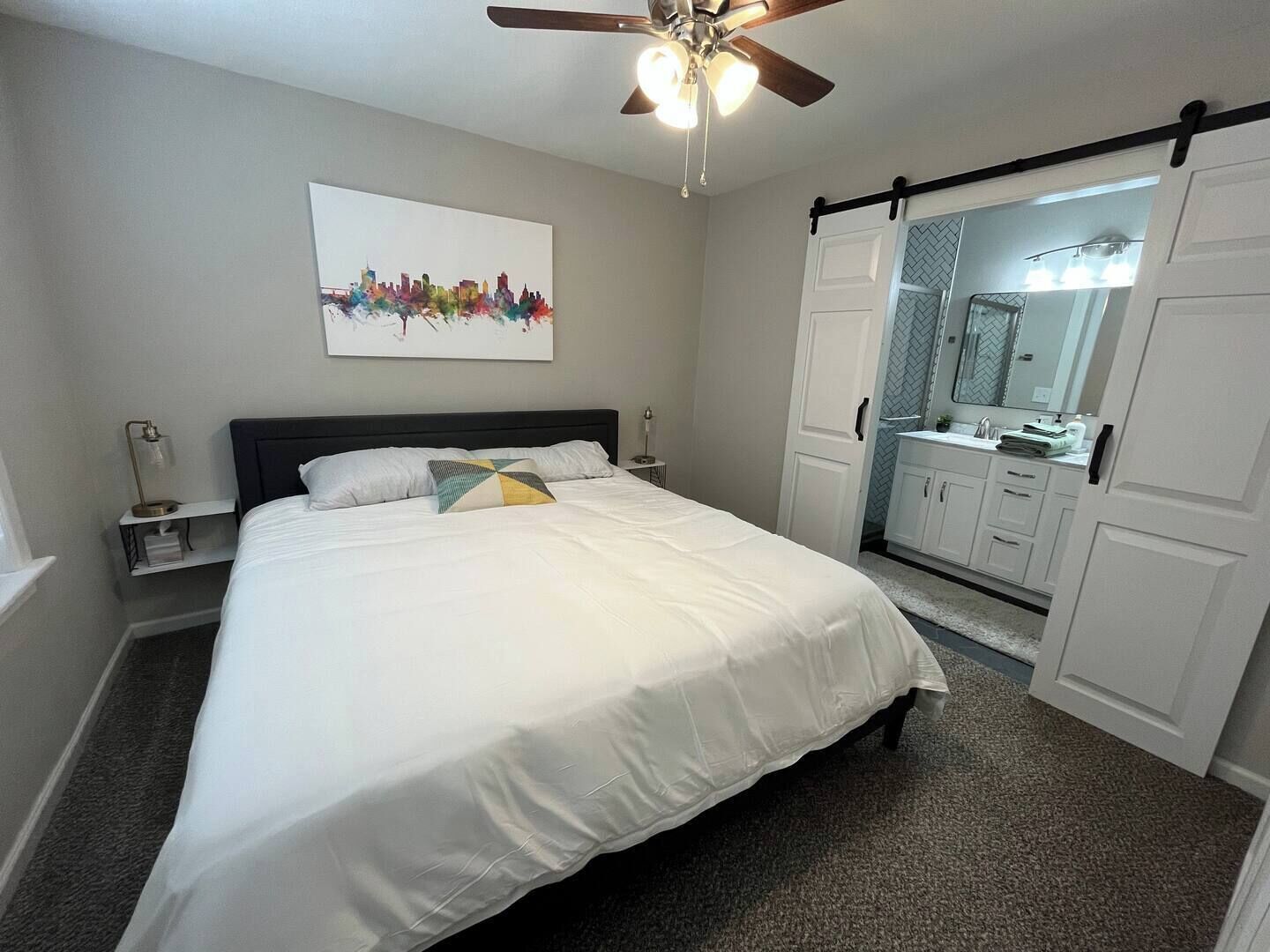 3 slaapkamers, een bureau, een strijkplank/strijkijzer, reisbedje