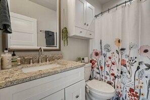 Hair dryer, towels - Turkey Mountain Bungalow by Tulsa Getaways (Tulsa)