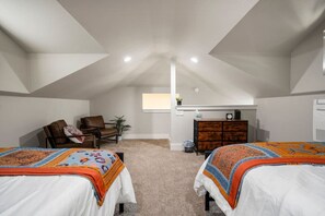 1 bedroom, desk, iron/ironing board, travel cot - Turkey Mountain Bungalow by Tulsa Getaways (Tulsa)