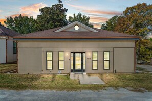Exterior - Turkey Mountain Bungalow by Tulsa Getaways (Tulsa)
