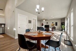 Dining - Turkey Mountain Bungalow by Tulsa Getaways (Tulsa)