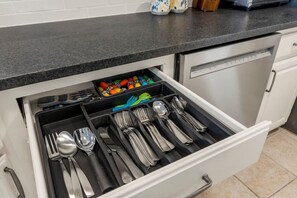 Eine Küchenschublade mit in Fächern sortiertem Besteck.
