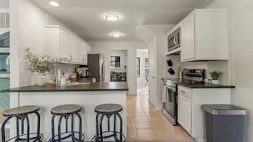 Kjøleskap, mikrobølgeovn, ovn og kokeplater