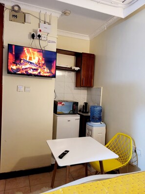 Deluxe Studio Suite, City View | Private kitchenette