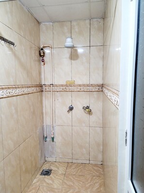 Suite estudio Deluxe, vista a la ciudad | Baño | Pantuflas