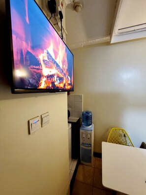 Deluxe-Studiosuite, Stadtblick | Fernseher