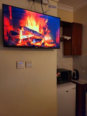 Suite estudio Deluxe, vista a la ciudad | Televisión