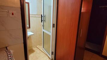 Deluxe Studio Suite, City View | Bathroom | Slippers