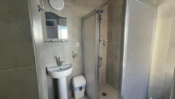 Phòng Tiêu chuẩn | Phòng tắm | Buồng tắm vòi sen, khăn tắm, xà phòng, dầu gội