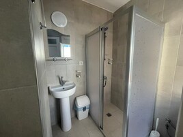Quarto standard | Banheiro | Chuveiro, toalhas de banho, sabonete, shampoo