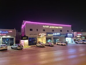 Home to a tea shop and a restaurant, this vibrant building offers a lively atmosphere.
