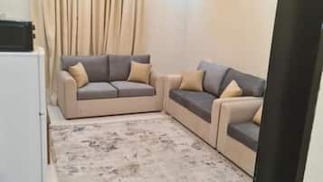 Deluxe-Suite, 2 Schlafzimmer, Balkon, Stadtblick | Wohnbereich | Fernseher, Drucker
