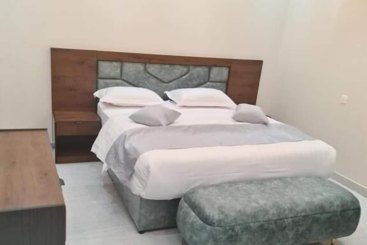 1 slaapkamer, geluiddichte muren, een strijkplank/strijkijzer