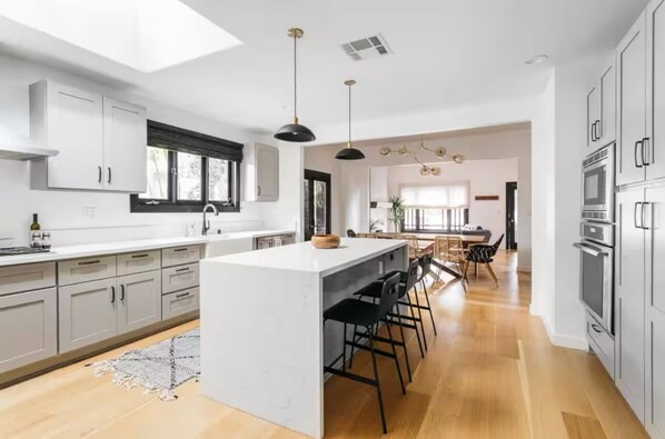 Een koelkast, een magnetron, een oven, een kookplaat