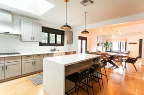 Een koelkast, een magnetron, een oven, een kookplaat