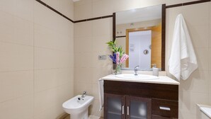 A modern bathroom with a bidet, a sink with a mirror above it, and a toilet. - 1bed & Sofabed-seaside Apt-quiet Location-parking (Alicante)