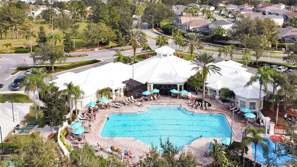 Ein Resort mit einem großen Schwimmbad, Liegestühlen und Sonnenschirmen.