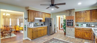 Yard & Patio! Quiet Home, 2 Mi to Dtwn Natchez