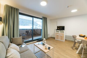 En 48-tommers Flatskjerm-TV med kabel-kanaler