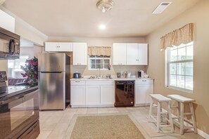 Refrigerador, microondas, placa de cocina, lavavajillas