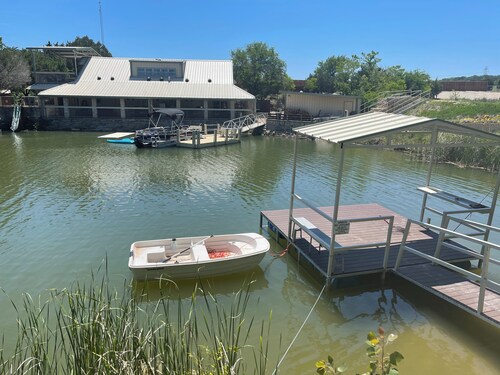 Captain's Cabin on Lake Godstone