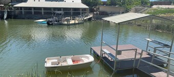 Captain's Cabin on Lake Godstone