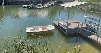Captain's Cabin on Lake Godstone