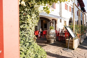 Bar (on property) - LA MAISON OPPOCA (Ainhoa)