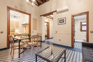 Apartamento, 2 habitaciones | Zona de estar | Televisión de 65 pulgadas con canales por cable