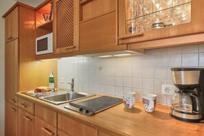 Jääkaappi, mikroaaltouuni, liesi, kahvin-/teenkeitin