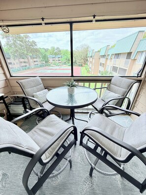 Interior - This condominium is a 2 bedroom(s), 2 bathrooms, located in Hilton Head Island, SC. (Hilton Head Island)