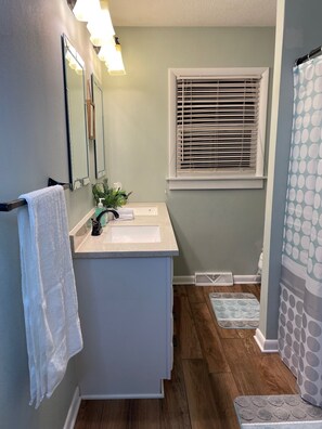 Dusche, Haartrockner, Handtücher, Seife