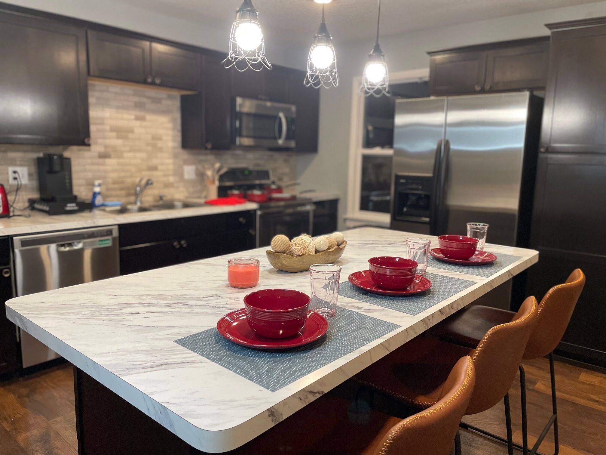 冷蔵庫、電子レンジ、オーブン、コンロ