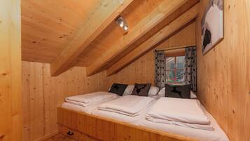 3 bedrooms, iron/ironing board, travel crib, free WiFi