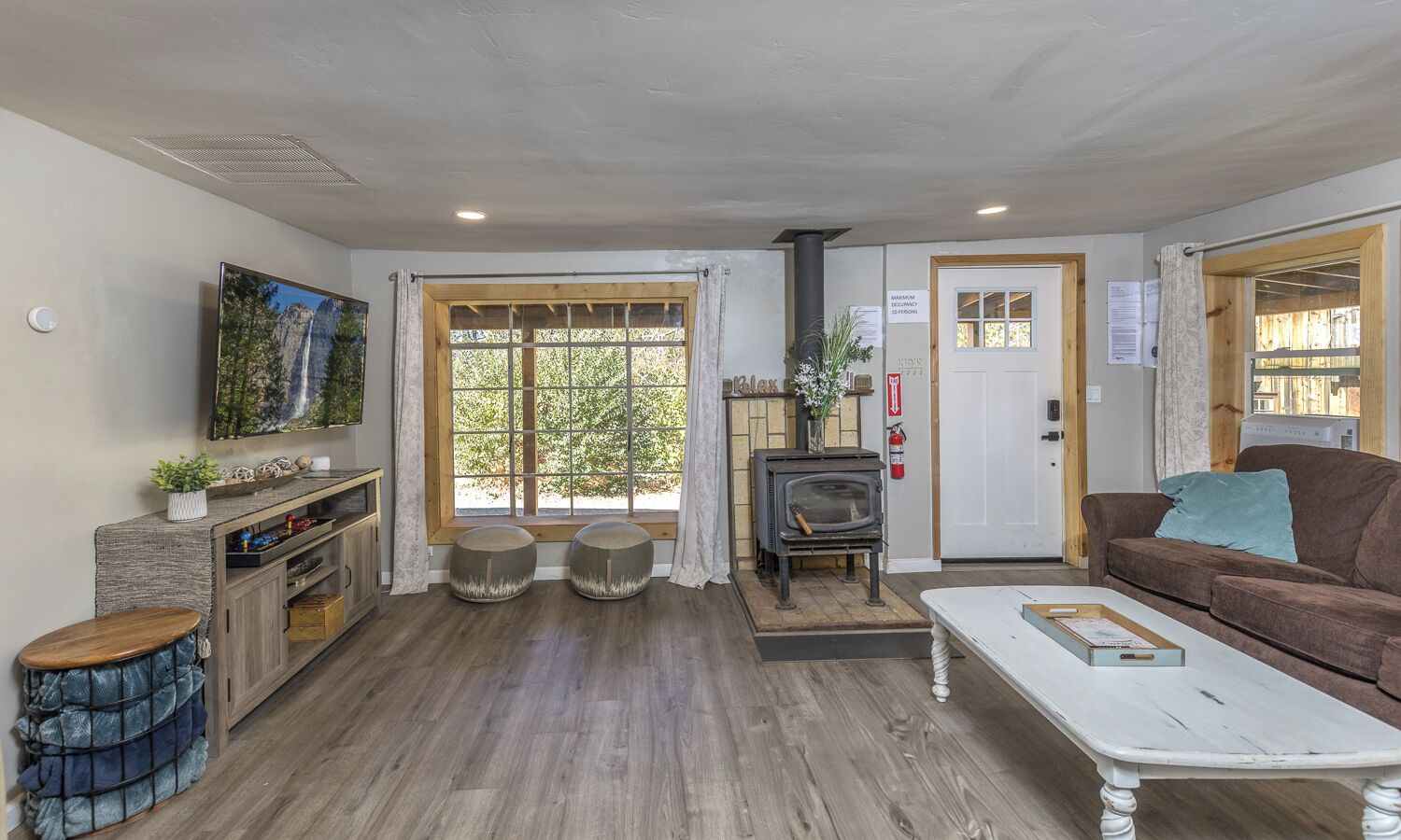 Smart TV, fireplace, video games