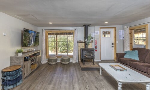 Charming 2-bedroom cabin Near Yosemite NP, High Speed WiFi in lovely Mariposa