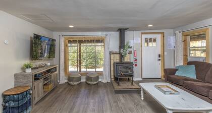 Charming 2-bedroom cabin Near Yosemite NP, High Speed WiFi in lovely Mariposa