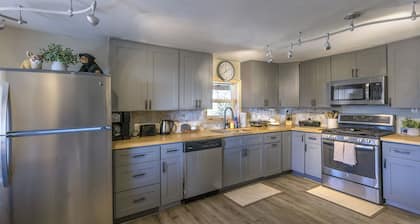 Charming 2-bedroom cabin Near Yosemite NP, High Speed WiFi in lovely Mariposa