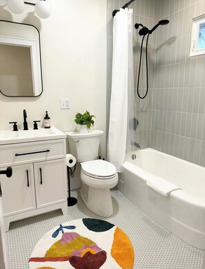 Secadora de cabello, bidet, toallas, jabón 