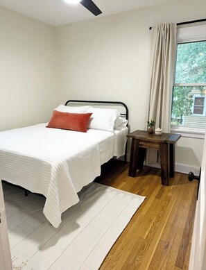 2 室のベッドルーム、アイロン / アイロン台、WiFi、ベッドシーツ