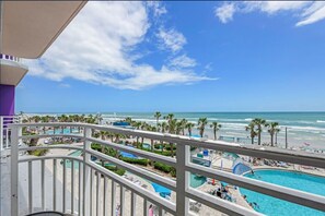 Property grounds - Beautiful 3BD/2Bath Daytona Suite - Pools, Lazy River, Bar, Slides
 (Daytona Beach)