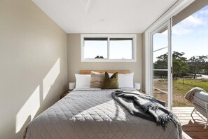 2 habitaciones, tabla de planchar con plancha y ropa de cama 